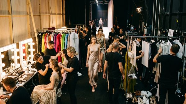 Dans les coulisses des défilés de mode : de l'idée à la performance spectaculaire